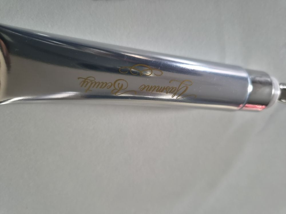 Logo doré Yasmine Beauty sur tube Lip Plumper