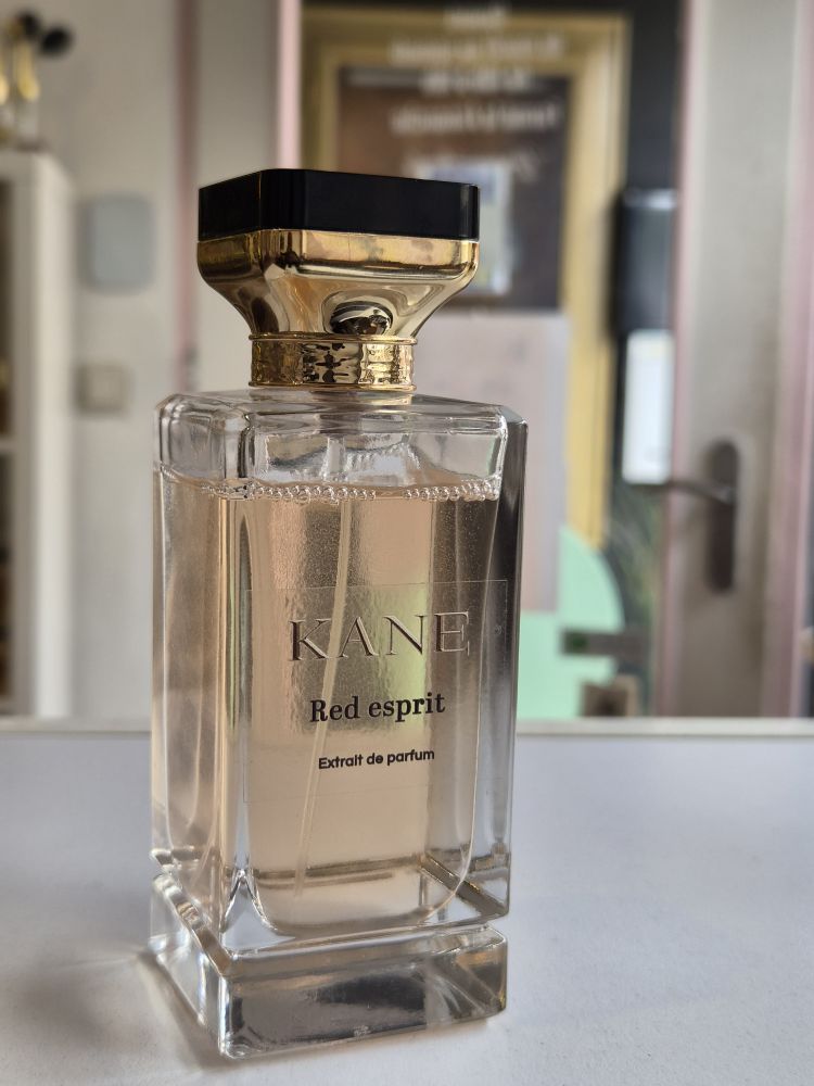 Red esprit — Kane Parfum, photo boutique Yasmine Beauty Luxembourg